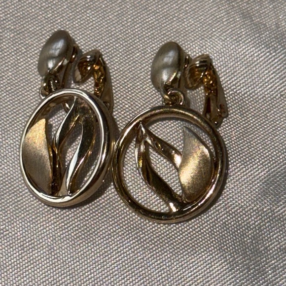 Vintage Chic Brushed & Smooth Gold Tone Open Circle Leaf Design Drop Earrings - Picture 4 of 9
